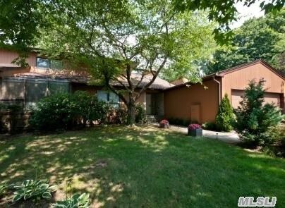 Property Photo:  32 Doral Dr 32  NY 11030 