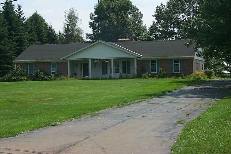 Property Photo:  55 Circuit Street  PA 16441 