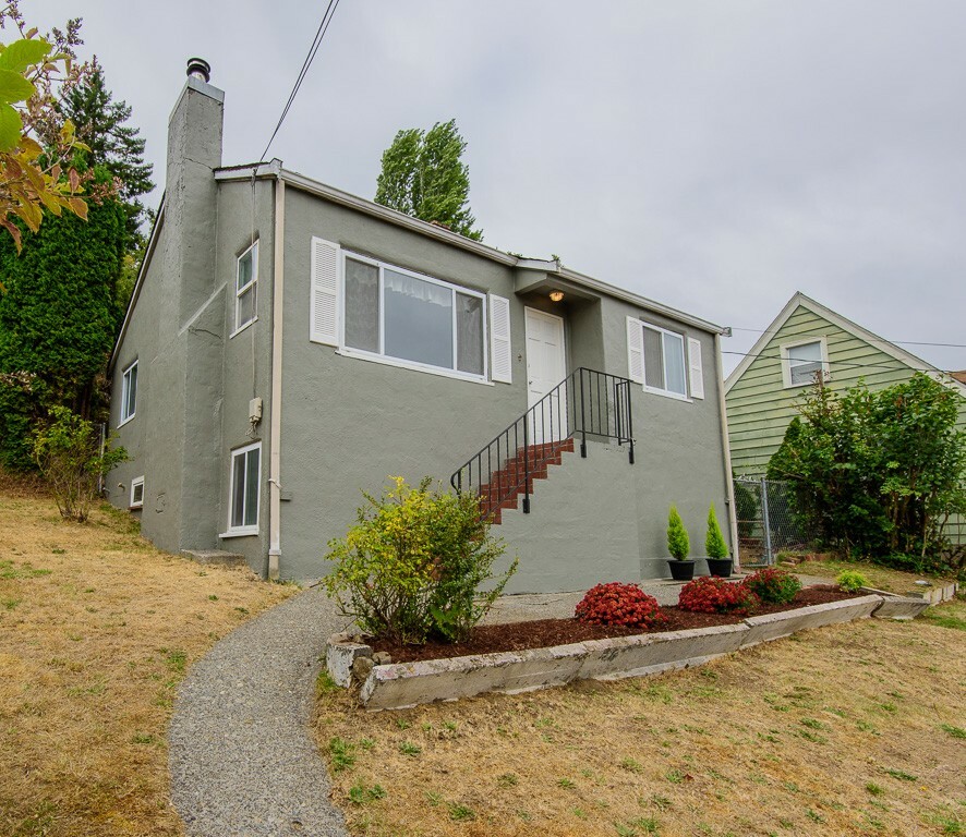 Property Photo:  2103 N Callow Ave  WA 98312 