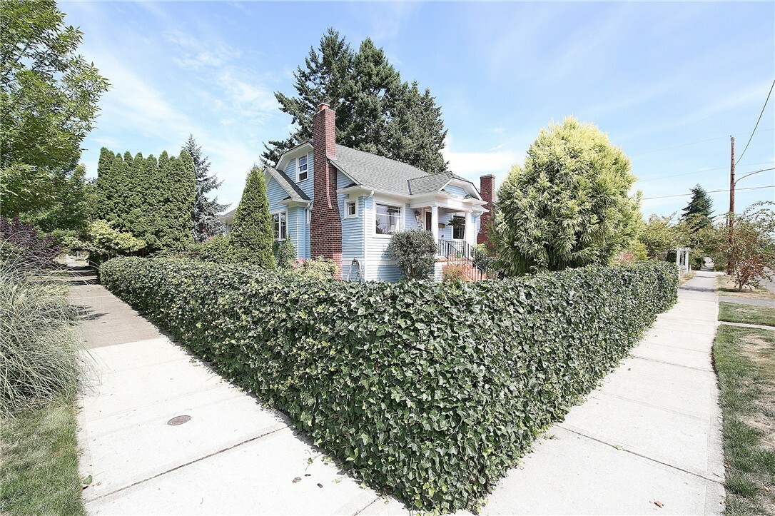 Property Photo: 1901 16th WA 98201