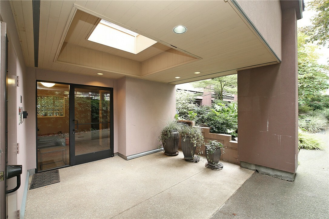 Property Photo:  2611 Eastlake Ave E 303  WA 98102 