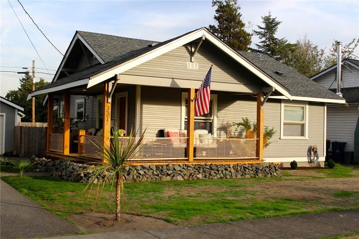 Property Photo:  331 4th St SE  WA 98372 