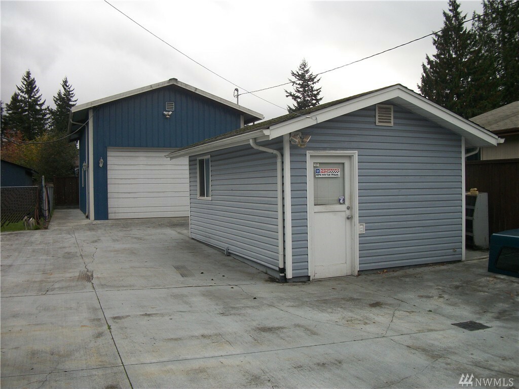 Property Photo:  800 26th St SE  WA 98002 