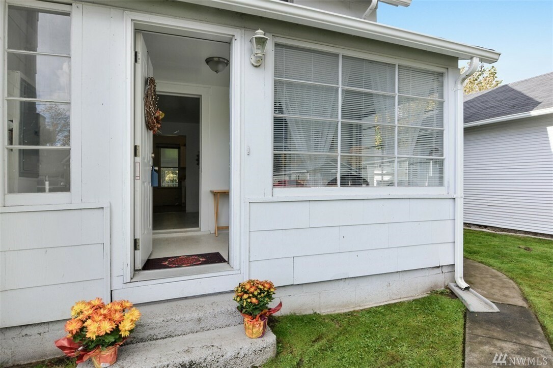 Property Photo:  602 16th St SE  WA 98372 