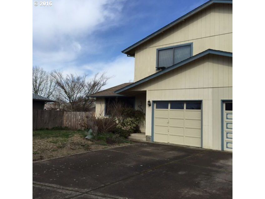 Property Photo:  4894 B St  OR 97478 