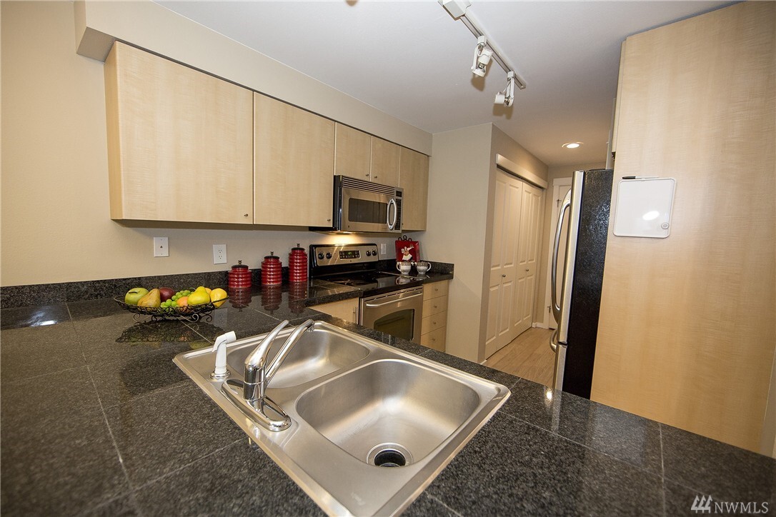 Property Photo: 11307 NE 128th St G-203 WA 98034