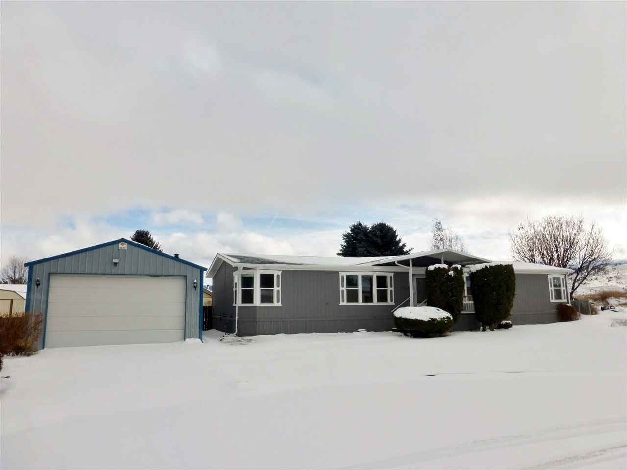 Property Photo: 1508 N Colonial Ct WA 99016