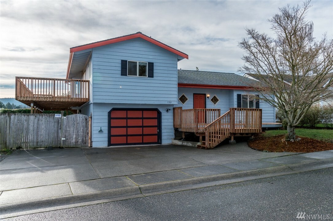 Property Photo:  1707 24th Ct  WA 98221 