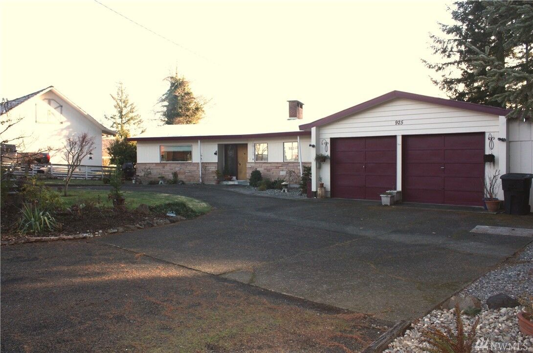 Property Photo:  925 W Birch St  WA 98584