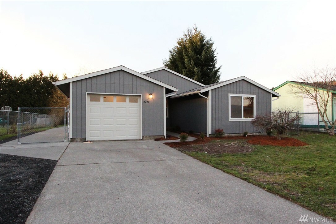 Property Photo:  2227 Robbins St  WA 98632 