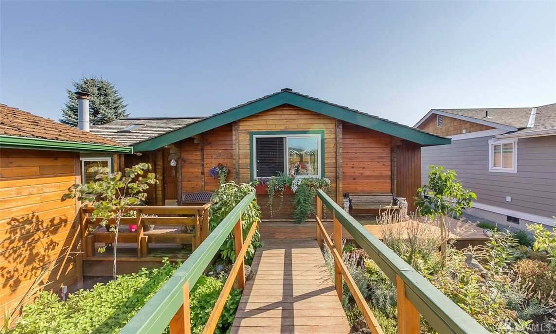 Property Photo:  864 Livingston Bay Shore Dr  WA 98282 