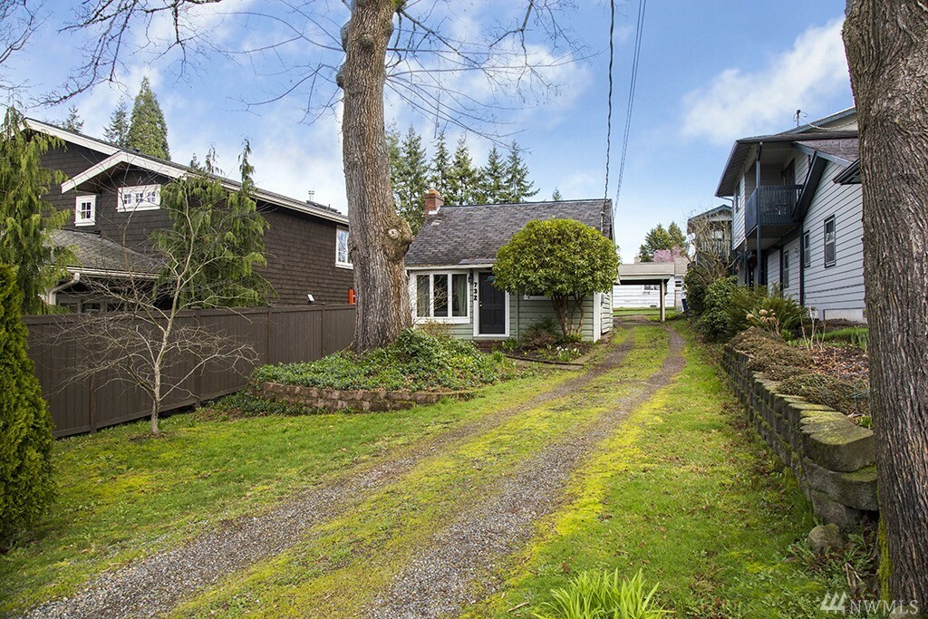 Property Photo:  732 16th Avenue W  WA 98033 