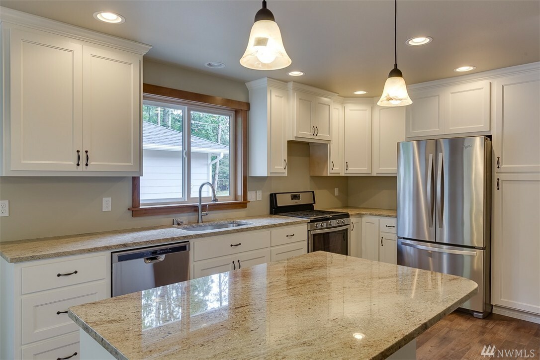 Property Photo: 752 Vista Dr WA 98282