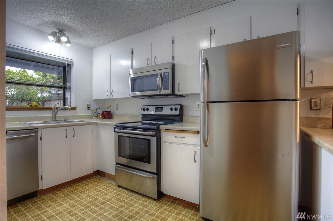 Property Photo: 5511 Bridgeport Wy W C WA 98467