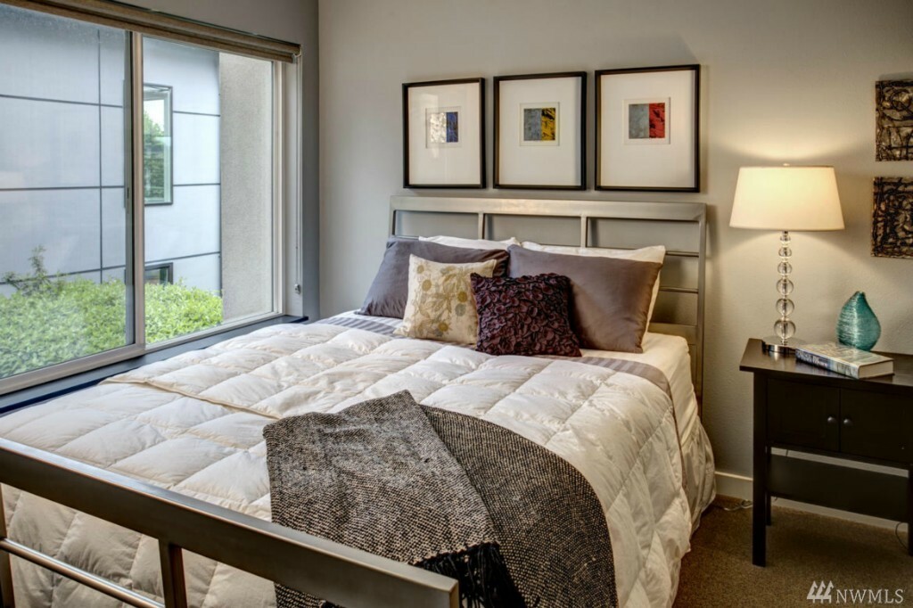 Property Photo: 225 NE 65th St 402 WA 98115