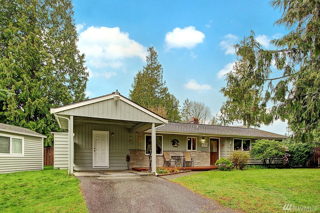 Property Photo:  9203 215th St SW  WA 98020 