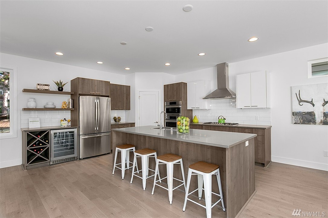 Property Photo:  724 3rd Ct S  WA 98033 