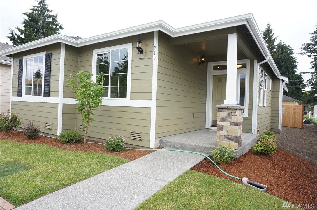 Property Photo: 910 5th St SE WA 98002