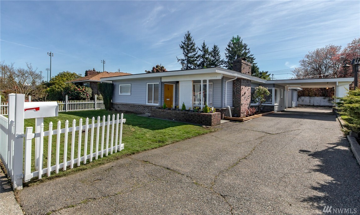 Property Photo:  2218 S Melrose St  WA 98405 