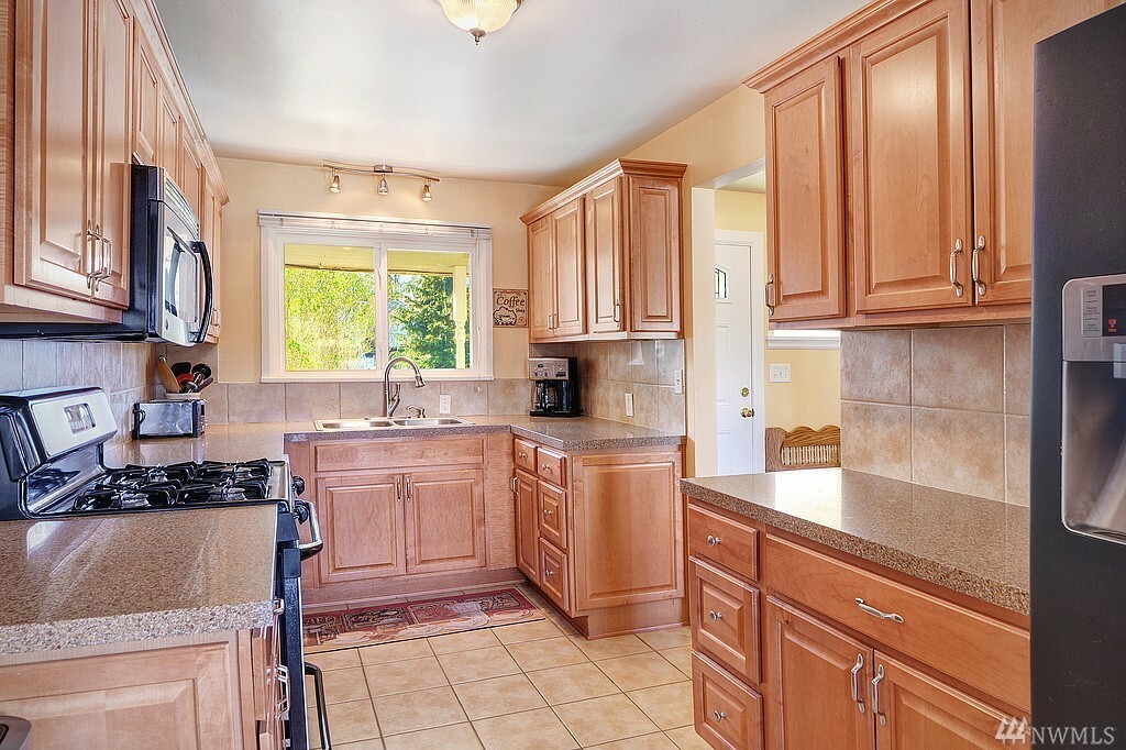 Property Photo:  6029 Dexter Ave  WA 98203 