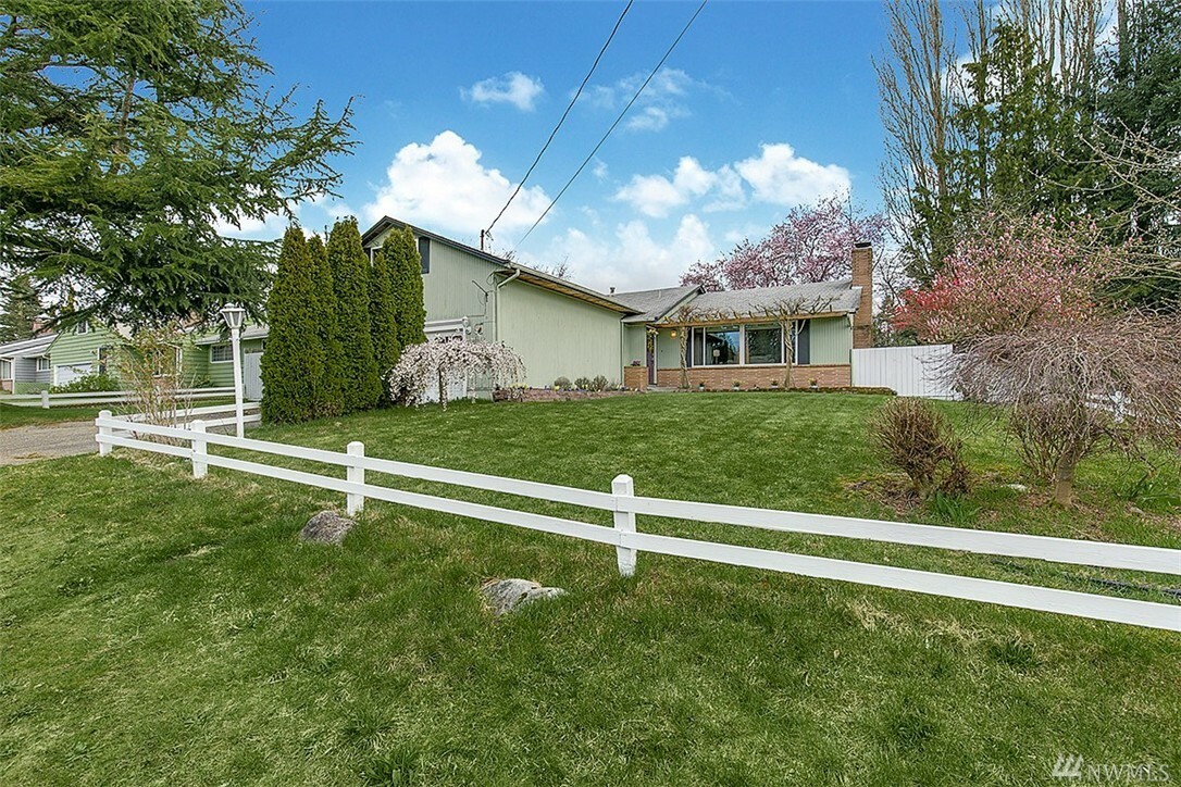 Property Photo:  16712 Corliss Ave N  WA 98133 