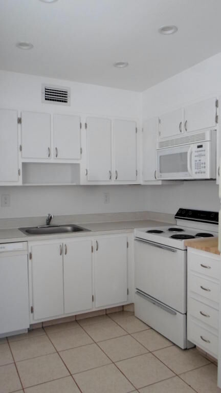 Property Photo:  816 Flanders Q  FL 33484 