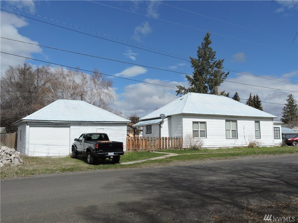 Property Photo:  216 S Columbia Ave  WA 98858 