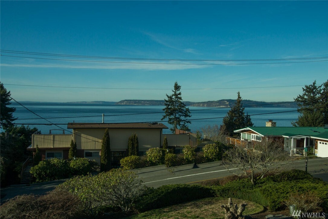 Property Photo:  17107 Talbot Rd  WA 98026 