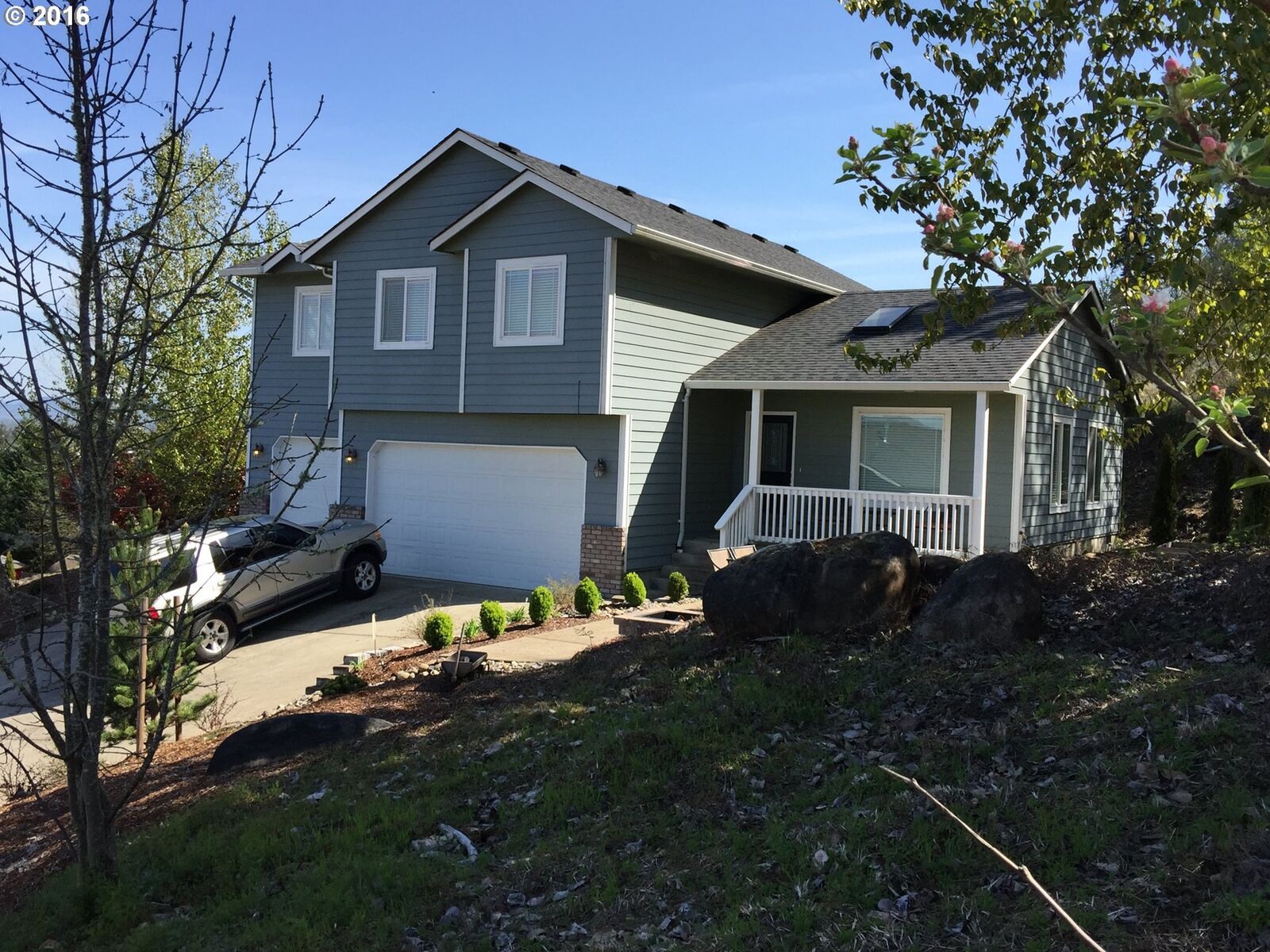 Property Photo: 775 Queens Ave OR 97426