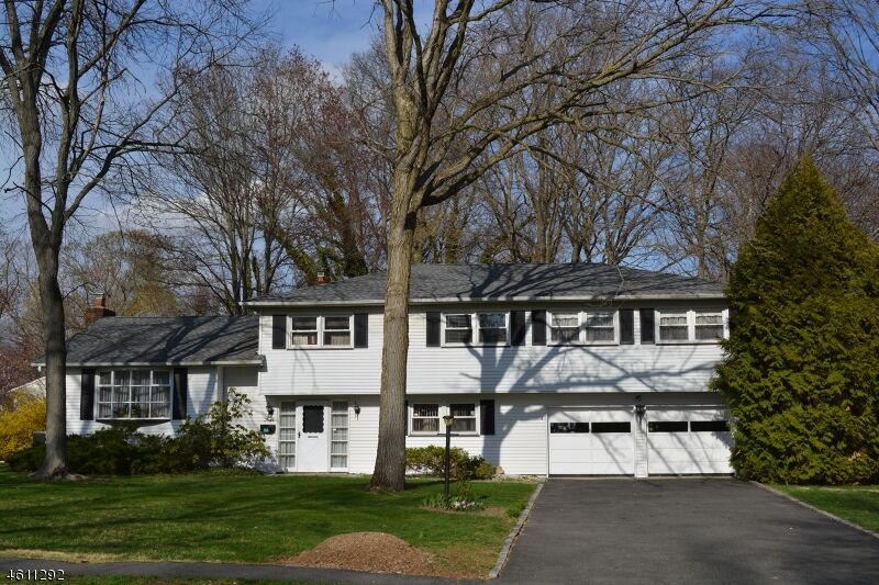 Property Photo:  4 Breton Pl  NJ 07039 