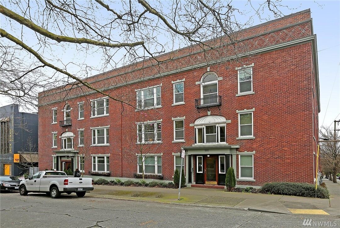 Property Photo: 901 NE 43rd St 202 WA 98105