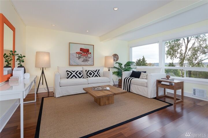 Property Photo:  49 W Etruria Street 402  WA 98119 