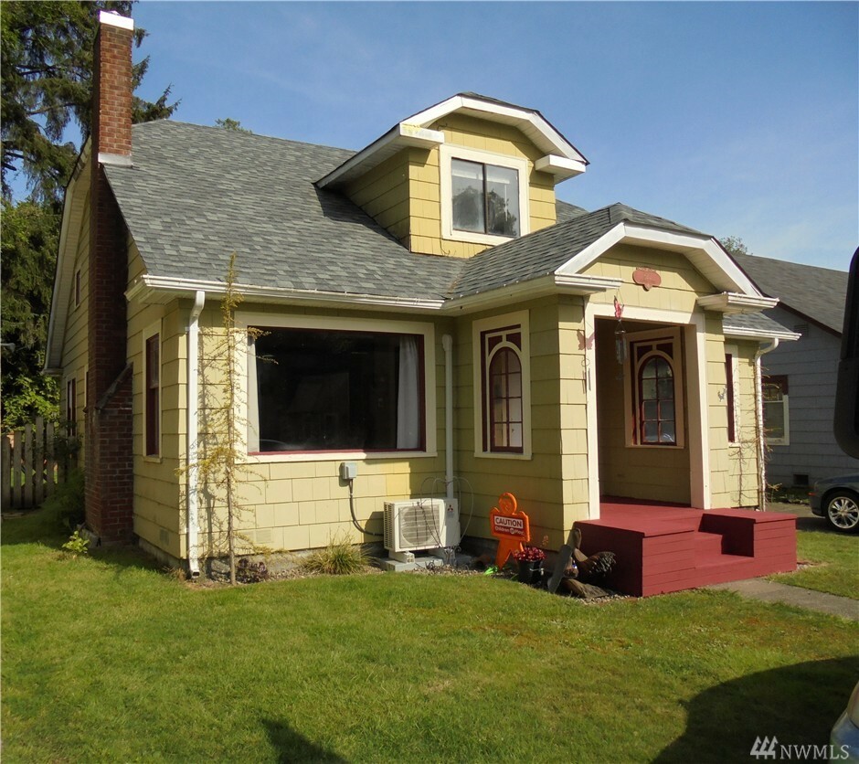 Property Photo:  822 Canyon Ct  WA 98520 