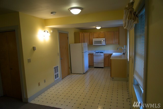 Property Photo:  809 15th Ave B  WA 98122 