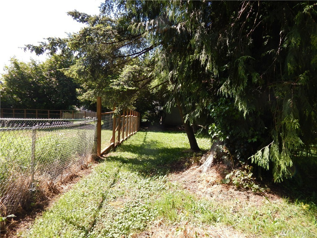 Property Photo:  20424 Des Memorial Dr  WA 98198 