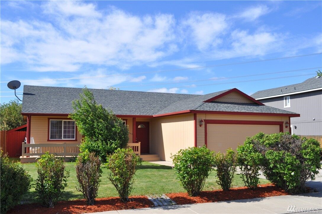 Property Photo:  504 W Illinois Ave  WA 98926 
