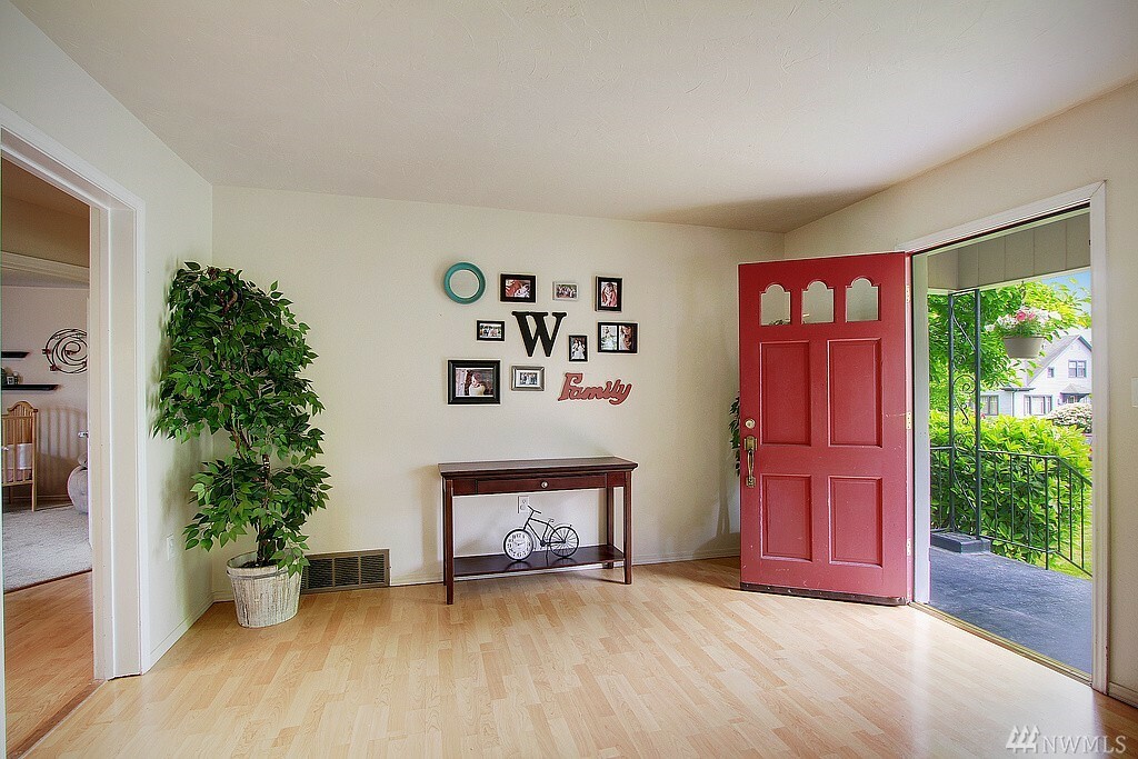 Property Photo:  1018 Wetmore Ave  WA 98201 