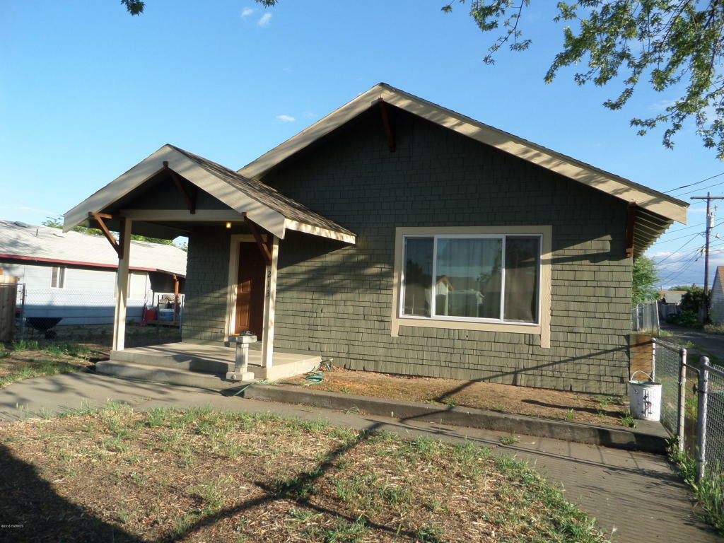 Property Photo:  213 E 6th St  WA 98951 