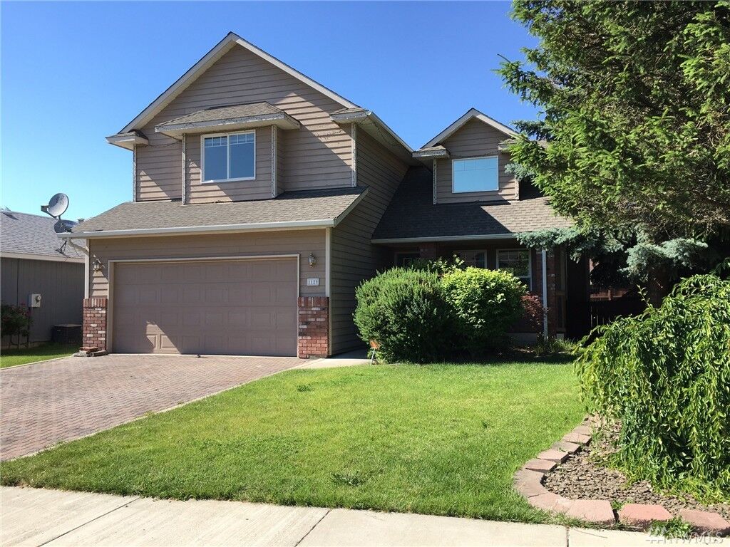 Property Photo:  1129 E Hobert Ave  WA 98926 