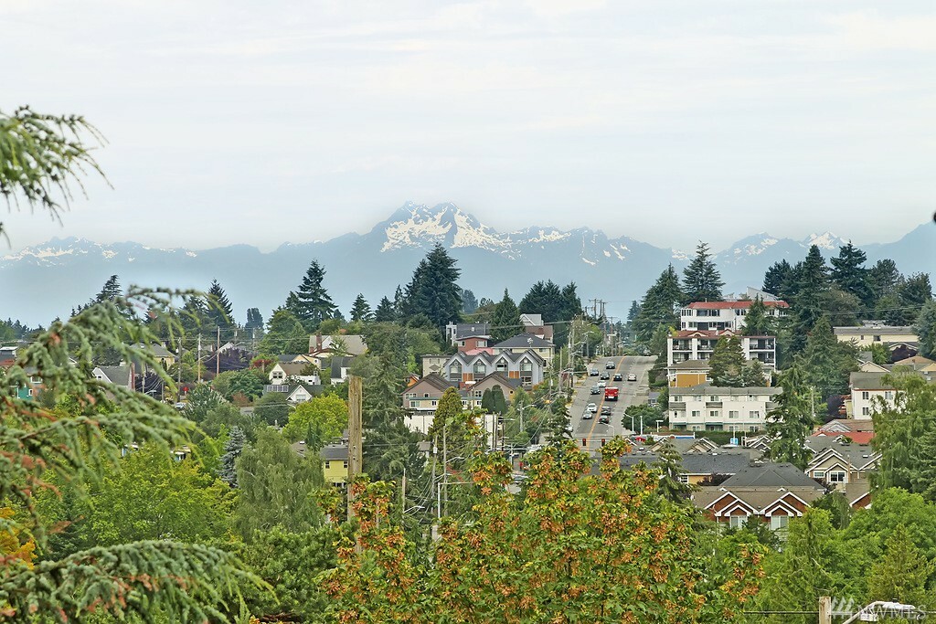 Property Photo:  2131 N 86th St  WA 98103 