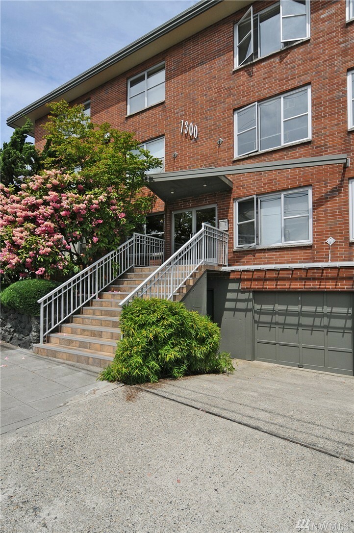 Property Photo:  7300 Woodlawn Ave NE 207  WA 98115 