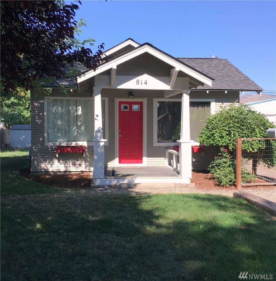 Property Photo:  814 Monroe Ave  WA 98801 