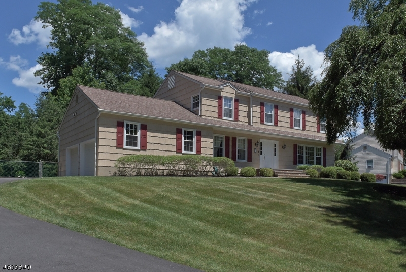 Property Photo: 7 Farmstead Ct W NJ 07869