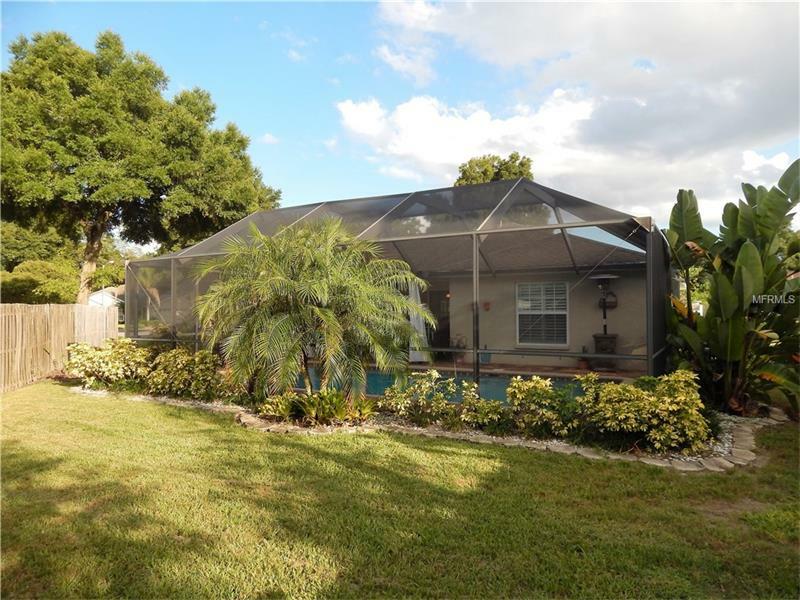 Property Photo: 6931 Oakcrest Way FL 33542