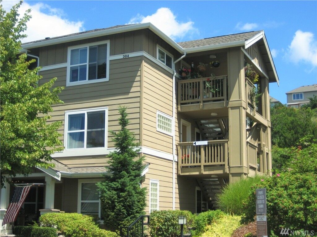 Property Photo:  1652 25th Place NE 204  WA 98029 