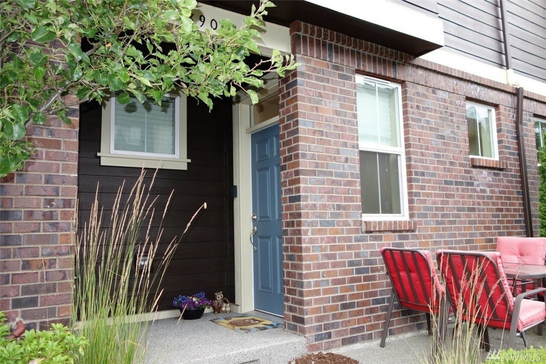 Property Photo:  890 3rd Ave NE  WA 98029 