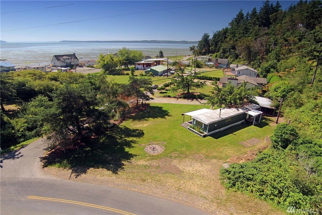 Property Photo: 204 Longbeach Dr WA 98282