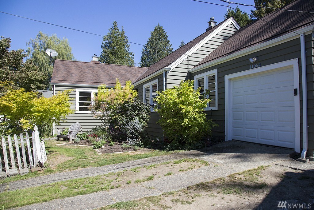 Property Photo:  11054 Alton Ave NE  WA 98125 