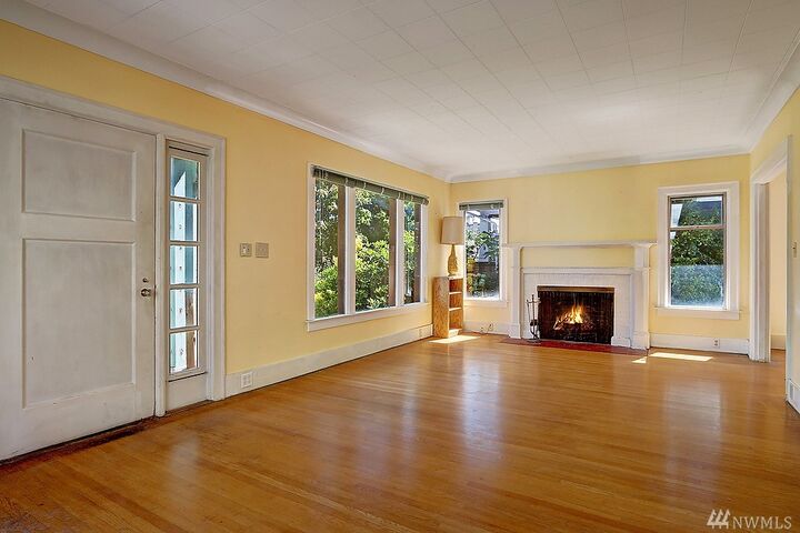 Property Photo:  6221 Greenwood Ave N  WA 98103 