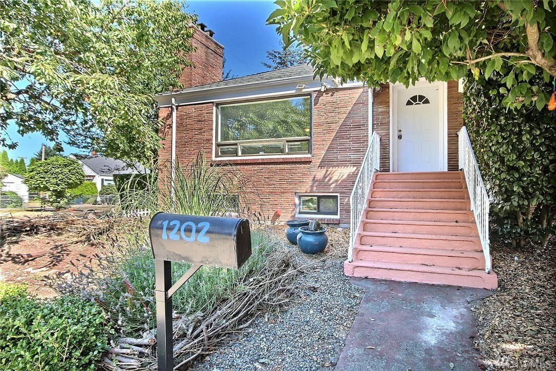 Property Photo:  1202 S Cloverdale St  WA 98108 